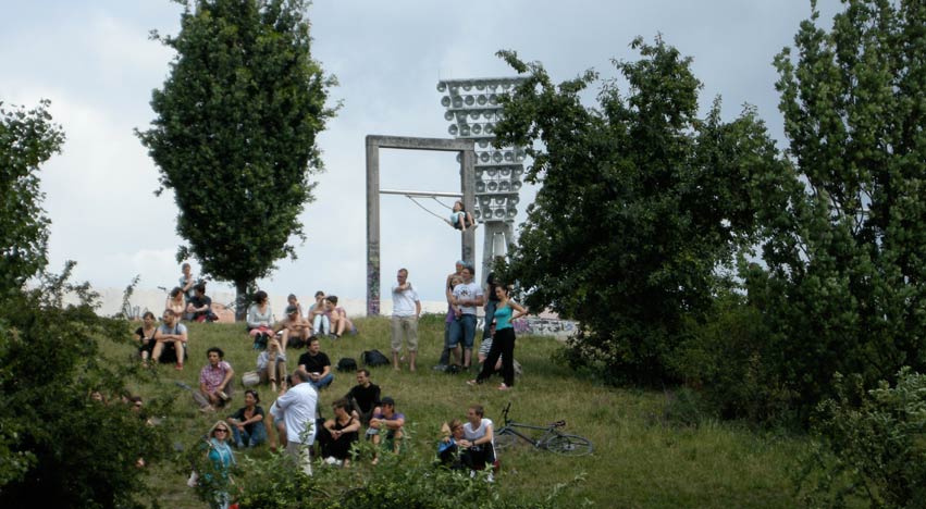 hillside and swing at mauerpark