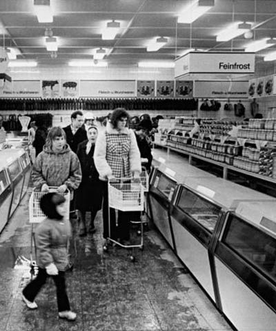 berlin supermarkt, 1974, photo by peter heinz junge