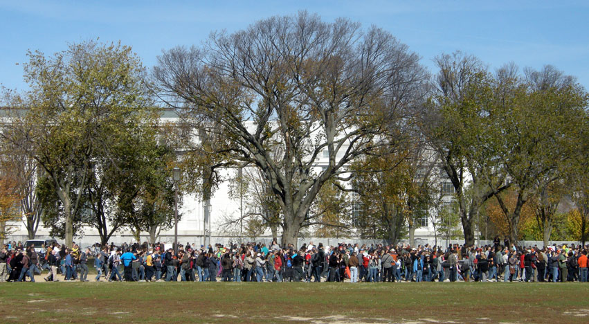 Crowd of rally attendents marching towards Capitol Hill. Photo by Haoyan of America
