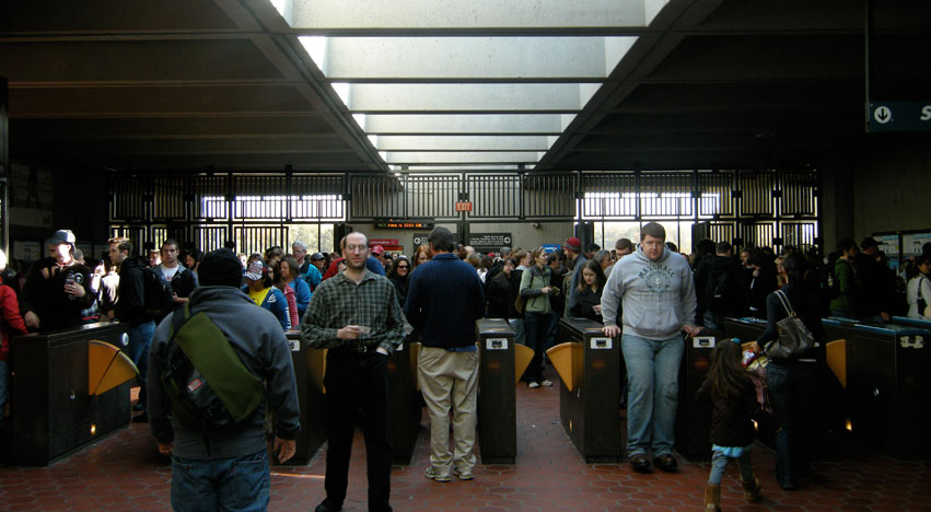 People passing through turnstyles at the WMATA Vienna station. Photo by Haoyan of America
